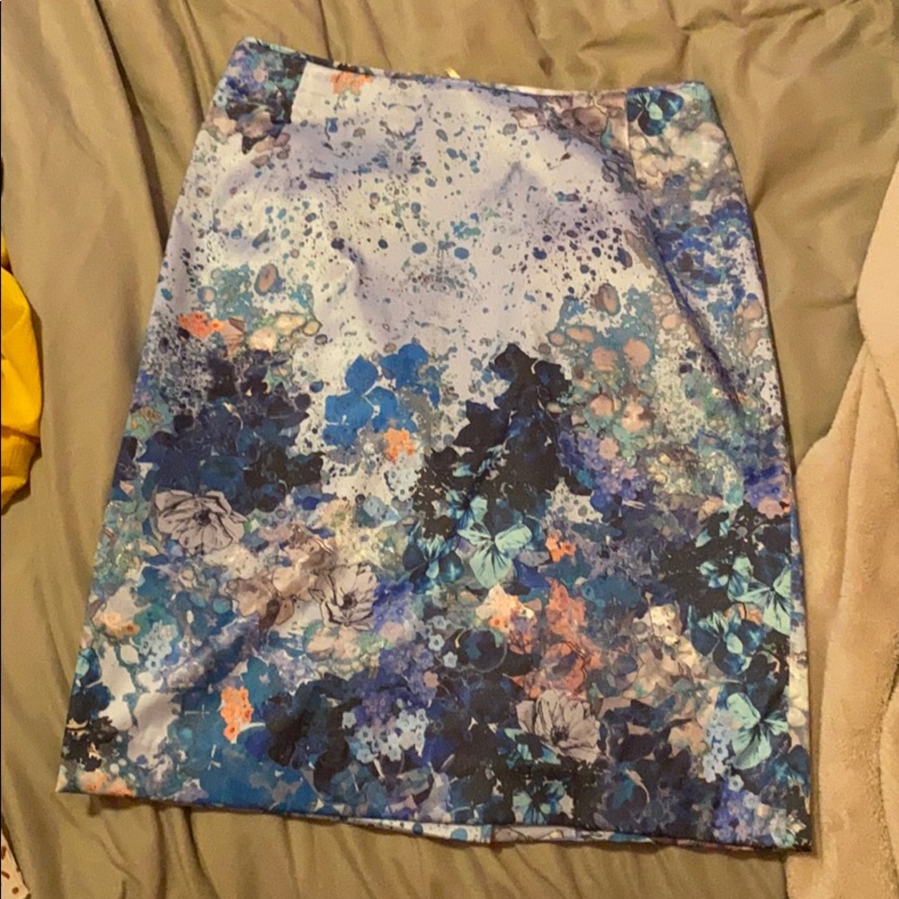 Patterned pencil skirt